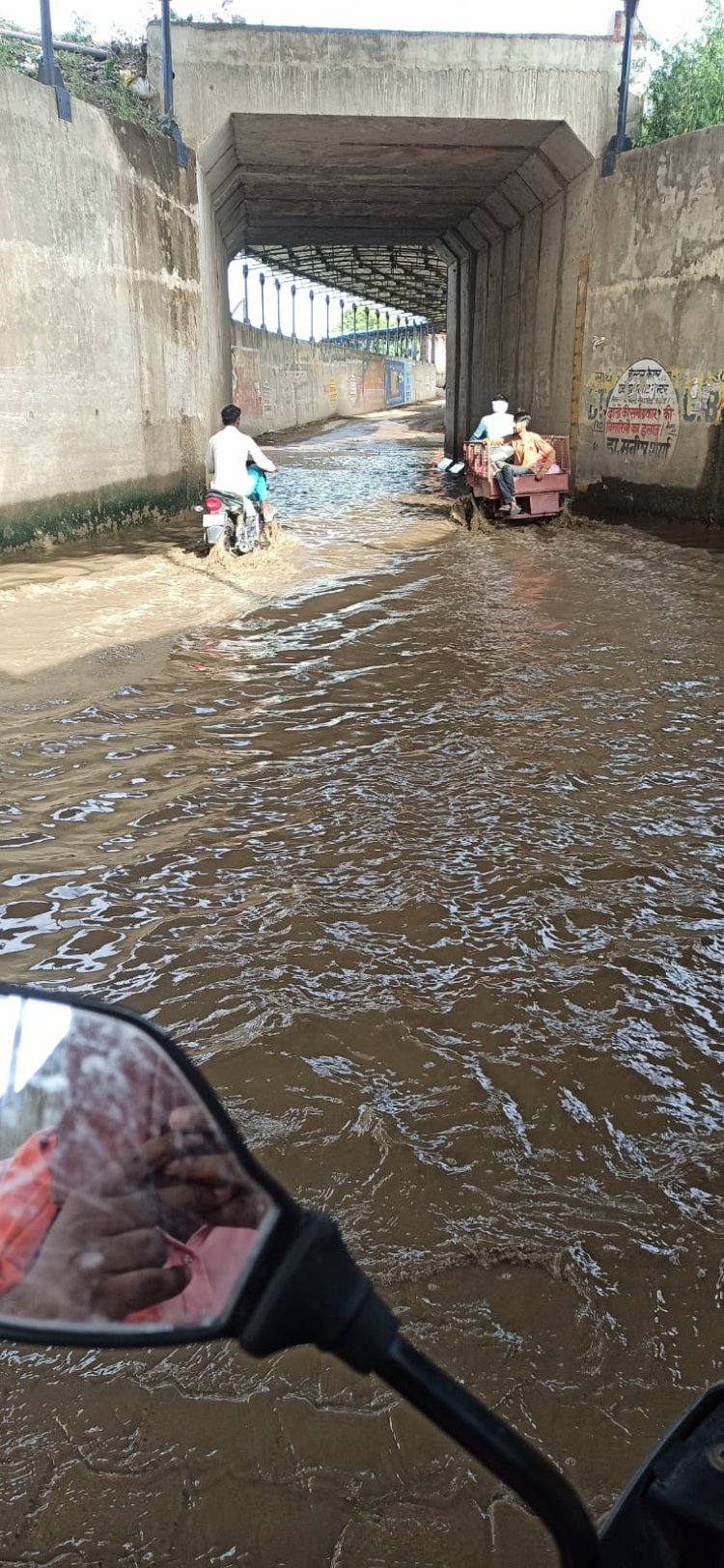 आधा दर्जन गांवों के लोग परेशान हैं रेलवे के बडका अंडरपास में जलभराव से