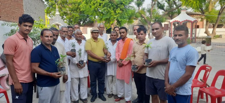 विश्व पर्यावरण दिवस की तैयारी, पूर्व संध्या पर क्षेत्र के गाँवों में प्रबुद्ध व्यक्तियों को भेंट किये पौधे