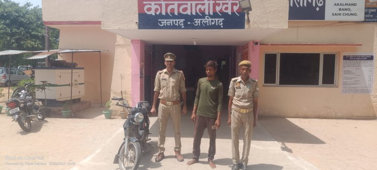 अलीगढ़:- खैर कोतवाली पुलिस द्वारा ऑपरेशन प्रहार के तहत एक विक्की (मोपेड) चोर अभियुक्त को किया गिरफ्तार कर भेजा जेल