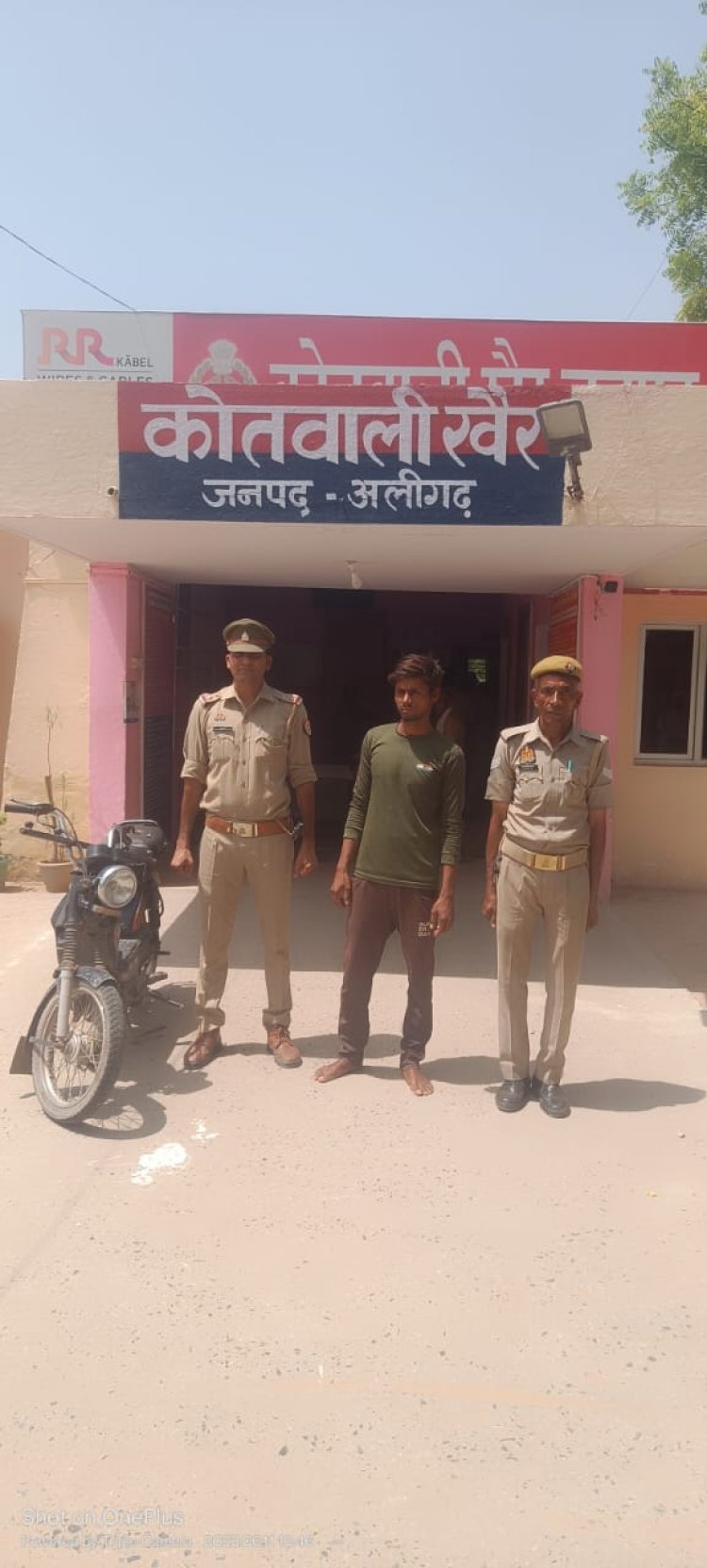 अलीगढ़:- खैर कोतवाली पुलिस द्वारा ऑपरेशन प्रहार के तहत एक विक्की (मोपेड) चोर अभियुक्त को किया गिरफ्तार कर भेजा जेल