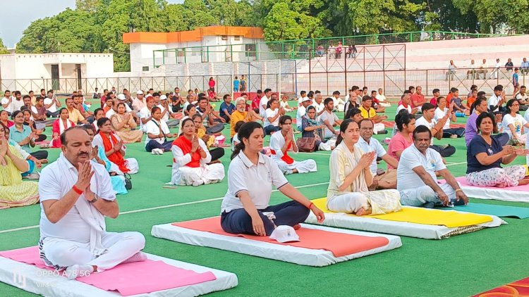 उद्यान मंत्री दिनेश प्रताप सिंह व जिलाधिकारी ने 9वें अंतरराष्ट्रीय योग दिवस पर किया योग,‌योग को नियमित दिनचर्या का बनाए हिस्सा 