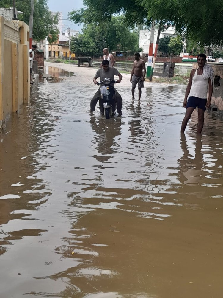 विनयपुर में तालाब हुआ ओवर फ्लो, घरों में घुसा पानी, समाधान कराने के लिए किया अनुरोध