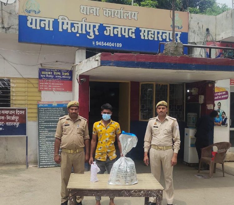 पुलिस ने 12 बोतल अवैध शराब के साथ एक तस्कर किया गिरफ्तार