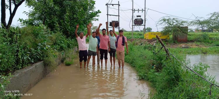 तीन दिन से हो रही मूसलाधार बारिश से जनजीवन प्रभावित , लोगों के घरों में भी घुसा पानी