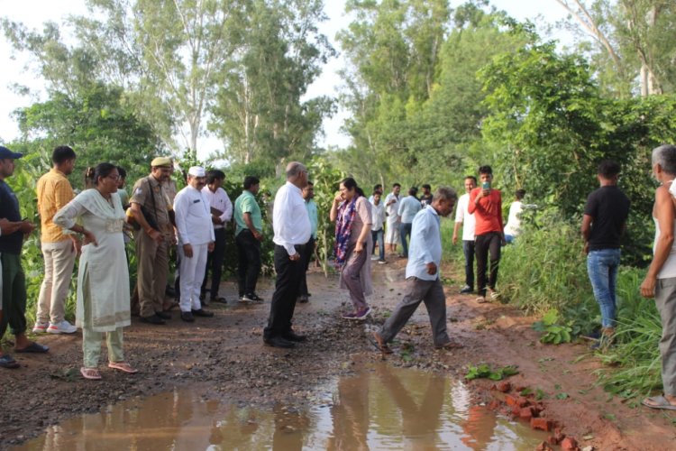 जिलाधिकारी द्वारा यमुना के काठा व अलीपुर तटबंध का निरीक्षण, बढ़ते जलस्तर को देखते हुए ग्रामवासियों से की वार्ता