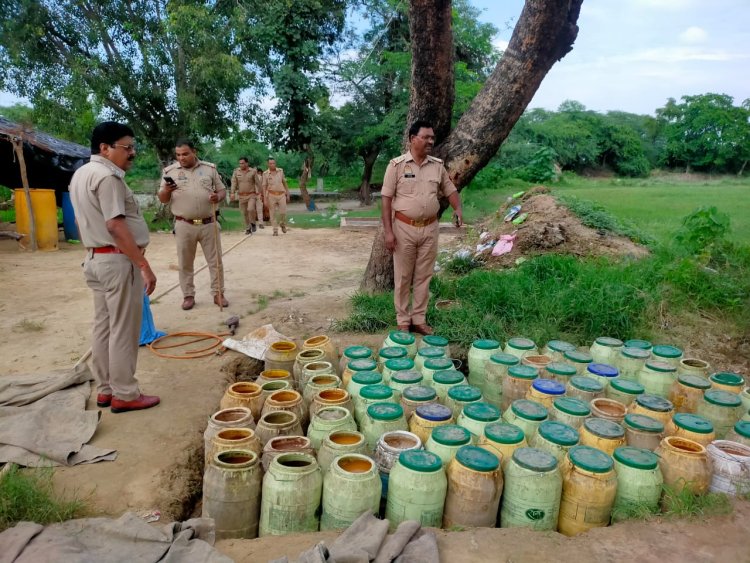 जैथरा पुलिस ने 50 लीटर अवैध कच्ची शराब बरामद और 1200 लीटर लहन नष्ट कर एक अभियुक्ता को किया गिरफ्तार