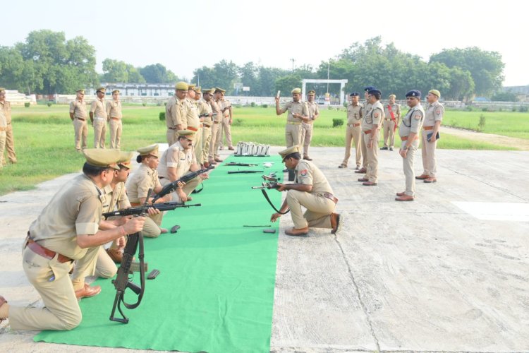 शुक्रवार की परेड के उपरांत एसएसपी एटा ने आधुनिक वैपन सिखलाई  का अभ्यास करा आपातकालीन स्थिति से निपटने के बताए गुर साथ ही परखी पुलिस लाइन परिसर की व्यवस्थाएं।