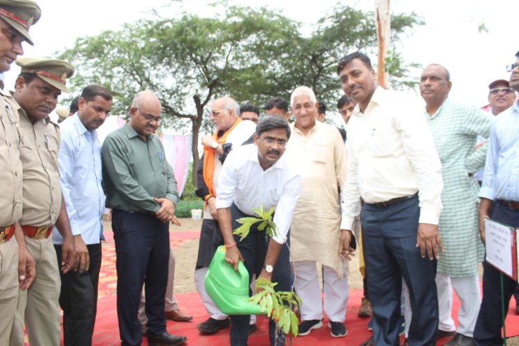 मंत्री धर्मपाल सिंह द्वारा शुरू वृक्षारोपण जन अभियान में वन विभाग की 32 व अन्य विभागों की 2157 में साइडों पर पौधारोपण