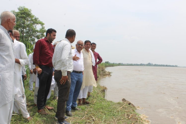 जिलाधिकारी ने किया शबगा में बाढ़ प्रभावित इलाके का निरीक्षण, कटान रोकने को योजना बनाने के दिये निर्देश