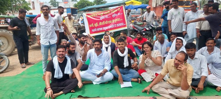 बड़ौत-मेरठ मार्ग की जर्जर हालत, वार्डवासियों में आक्रोश, वार्ड मेंबर के नेतृत्व में धरना प्रदर्शन, नारेबाजी व रोड़ जाम