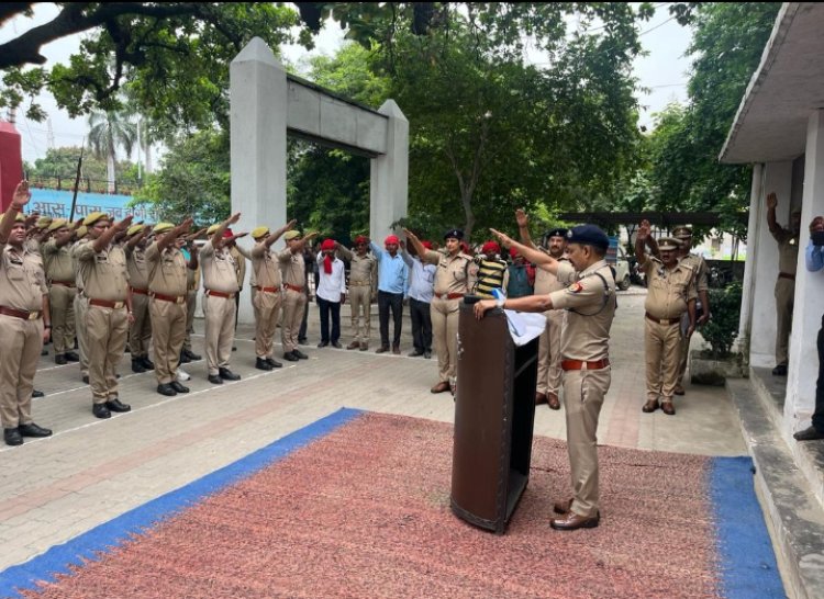 पुलिस अधीक्षक द्वारा पुलिस कार्यालय मे “अमृत काल के पंचप्रण” की शपथ दिलायी गयी