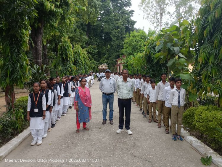 मेरी माटी मेरा देश अभियान के तहत प्रभात फेरी का आयोजन प्रधानाचार्य देवेंद्र कुमार ने हरी झंडी दिखाकर किया रवाना।