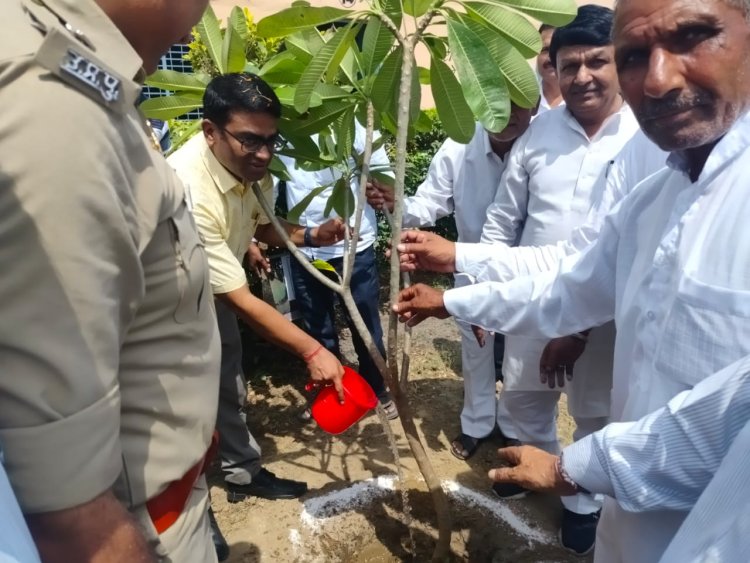 एडीएम और एएसपी ने पौधारोपण कर छात्र छात्राओं को समझाया वृक्षों का महत्व