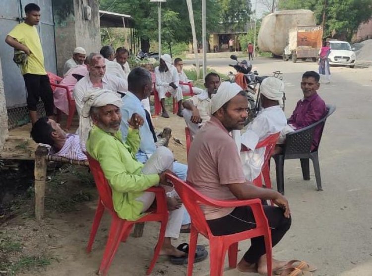 आवारा सांड ने मारी बाइक में टक्कर, दंपति घायल, गंभीर रूप से घायल की अस्पताल ले जाते समय मौत