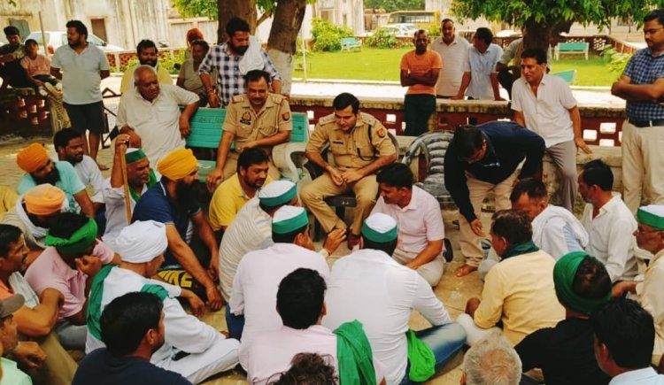 सूर्य उदय से पहले ही गांव में छापा मारने गई विजिलेंस टीम को ग्रामीणों ने बनाया बंधक हाई वोल्टेज ड्रामें के बाद हुआ मामले का निपटारा