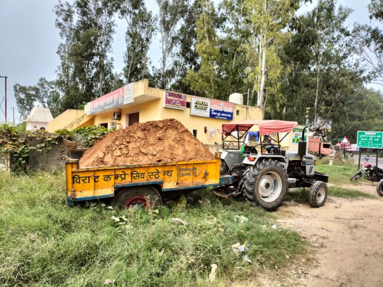 एसडीएम ने पकड़ी अवैध खनन में प्रयुक्त मिट्टी से भरा बिना नंबर की ट्रैक्टर ट्रॉली चालक सहित पुलिस को सौंपी