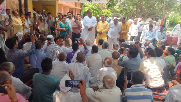 जाति प्रमाण पत्र के लिए 15 दिन से चल रहा कोरी समाज का धरना कोरे आश्वासन पर समाप्त