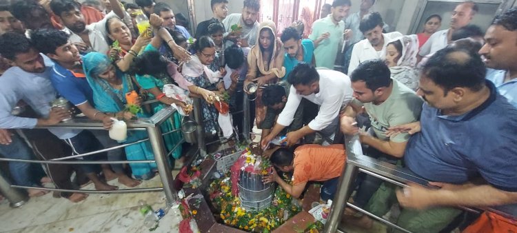 पुरा महादेव मंदिर,सावन के सातवें सोमवार पर रात 3 बजे से ही भक्तों की लगी लंबी कतारें