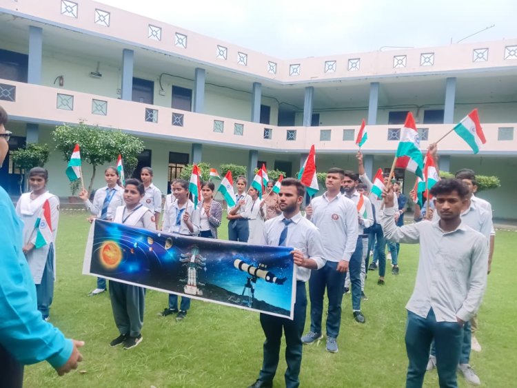 अलीगढ़:- पी.एम कॉलेज ऑफ़ एजूकेशन में  चंद्रयान-3 की सफ़ल लैंडिंग के उप्लक्ष्य में ख़ुशी का माहौल