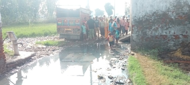 अलीगढ़:- जल भराव गंदगी से,अल्पसंख्यक का जीना हुआ मुश्किल लोगों ने किया विरोध