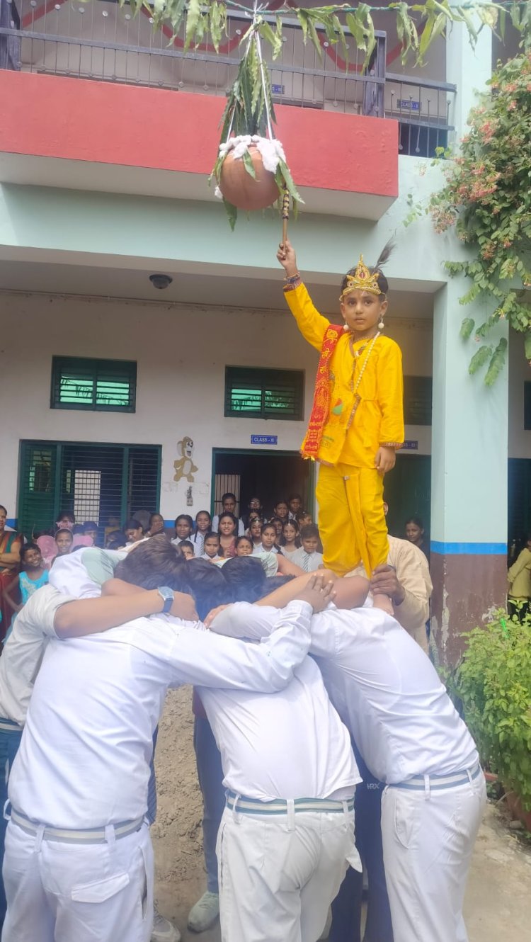 हाथी घोड़ा पालकी, जय कन्हैया लाल की ; मटकी फोडी माखन खाया, ग्वालो ने फिर जश्न मनाया