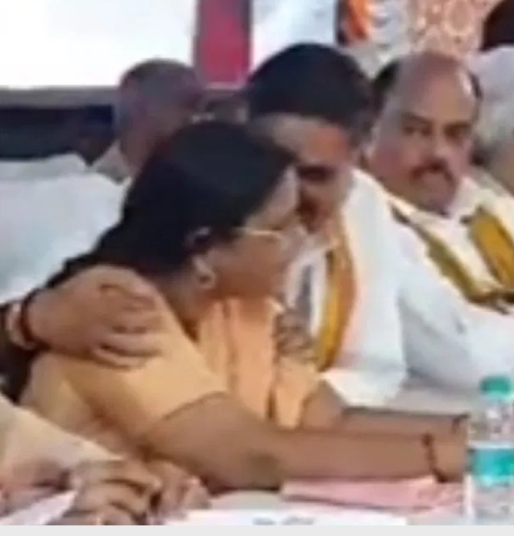 मंच पर बैठी थीं MLA, BJP सांसद ने कंधे पर रखा हाथ, वायरल हुआ वीडियो