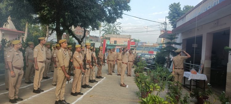 थाना प्रभारी निरीक्षक संतोष कुमार ने पुलिस कर्मियों को कर्तव्यनिष्ठा की शपथ दिलाई