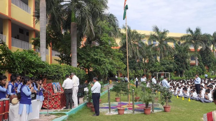 सरस्वती विद्या मंदिर सीनियर सेकेंडरी स्कूल में राष्ट्रपिता मोहनदास करमचंद गांधी एवं पूर्व प्रधानमंत्री लाल बहादुर शास्त्री की जयंती पर कार्यक्रम का किया गया आयोजन।