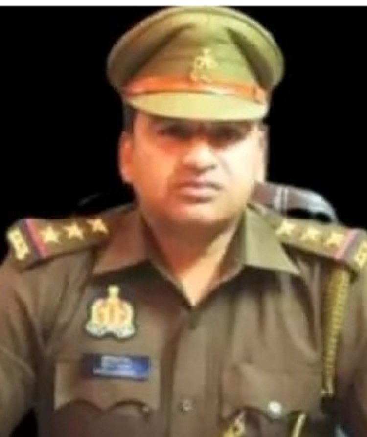 हापुड़ नगर कोतवाल नीरज कुमार को लखनऊ में  उनके कर्तव्य व साहस के लिए पुलिस महानिदेशक ने प्रशिसत  पत्र व स्मृति चिन्ह देकर  किए सम्मानित