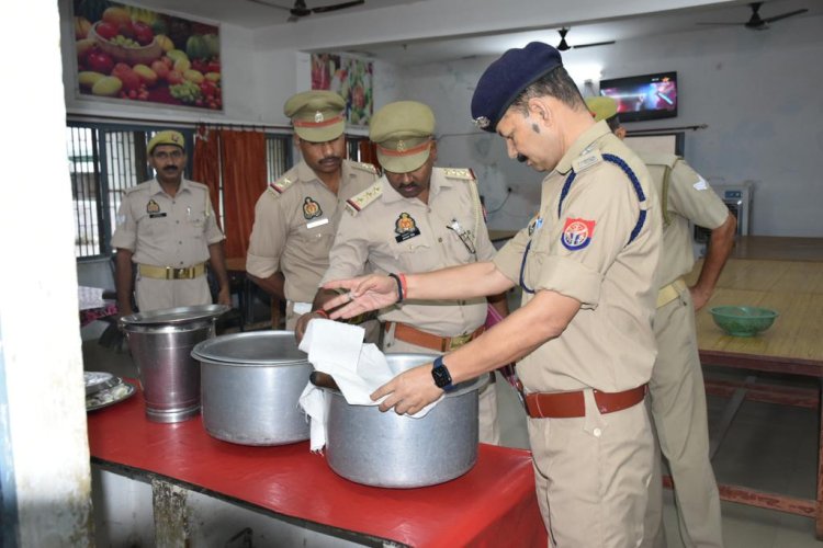 मंगलवार की परेड के उपरांत एएसपी क्राइम ने परखी पुलिस लाइन परिसर की व्यवस्थाएं साथ ही पुलिस कर्मियों की शारीरिक दक्षता व आधुनिक वैपन सिखलाई तथा बलवा ड्रिल का कराया गया अभ्यास।