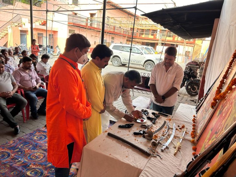 अलीगढ़:- विश्व हिंदू परिषद - बजरंगदल ने विजयदशमी के अवसर पर किया शस्त्र पूजन