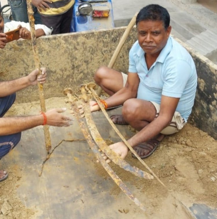 खेत जुताई के समय जंग लगी मिली सैकड़ो साल पुरानी तलवारें क्षेत्र में हड़कंप।