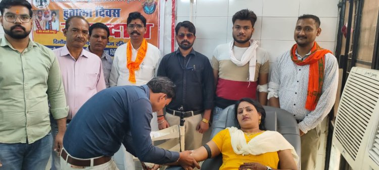 आरएसएस जिला प्रचारक तथा विश्व हिन्दू परिषद् दुर्गा वाहिनी जिला संयोजिका ने भी अयोध्या में हुतात्मा हुए कारसेवकों की स्मृति में किया रक्तदान