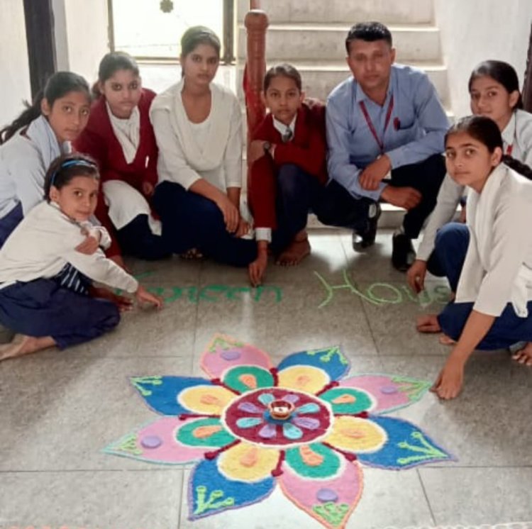 दीपावली के लिए रंगोली प्रतियोगिता में ब्लू हाउस ने सबको पछाड़ा, प्रबंधन ने किया पुरस्कृत