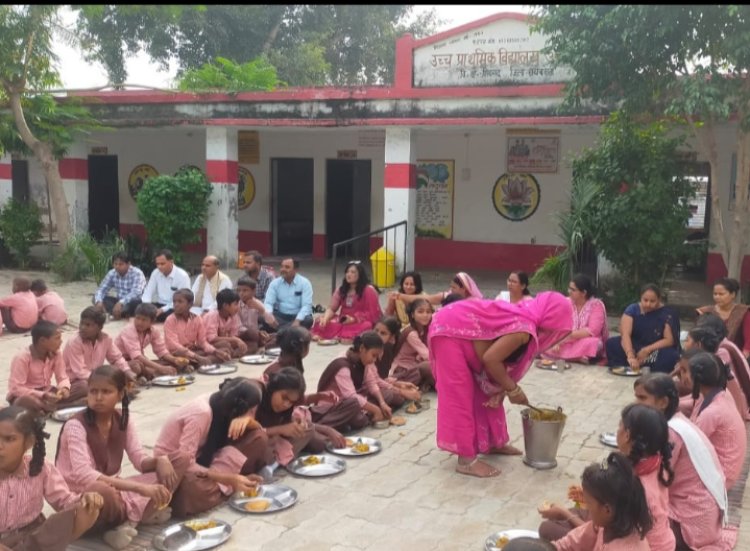 ग्राम पंचायत ओसाह में प्रधान प्रतिनिधि एवं अपर जिलापंचायत राज अधिकारी रायबरेली ने उच्च प्राथमिक विद्यालय में सभी के संग बैठकर किया भोजन।