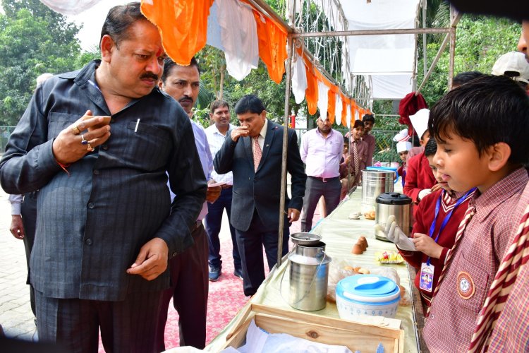 महावीर स्टडी इस्टेट सीनियर सेकेंडरी कॉलेज में आयोजित बाल मेले में लगे स्टाल रहे आकर्षण का क्रेन्द्र।