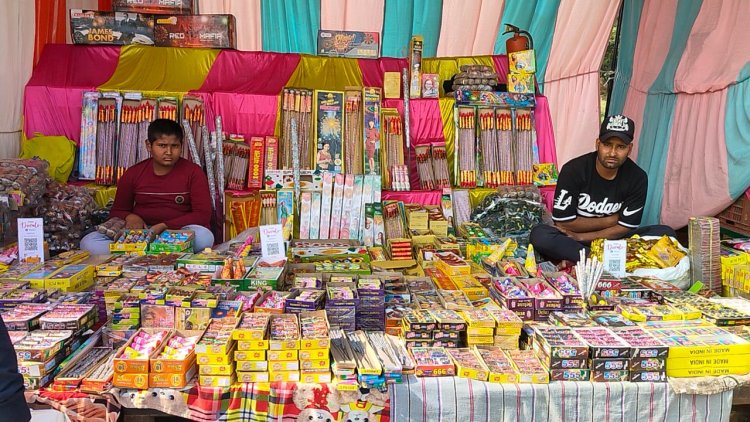 ग्रीन पटाखों के नाम पर सजा प्रतिबंधित पटाखों का बाजार