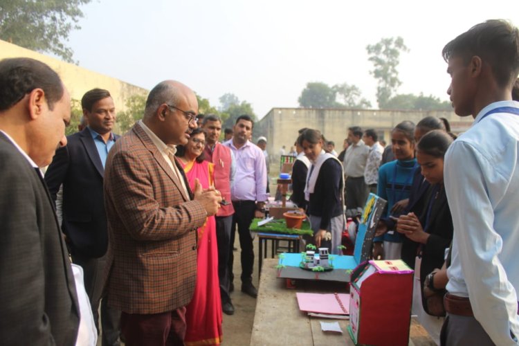 माध्यमिक विद्यालयों के नवोदित वैज्ञानिकों द्वारा तैयार,विज्ञान प्रदर्शनी का जिलाधिकारी द्वारा उद्घाटन