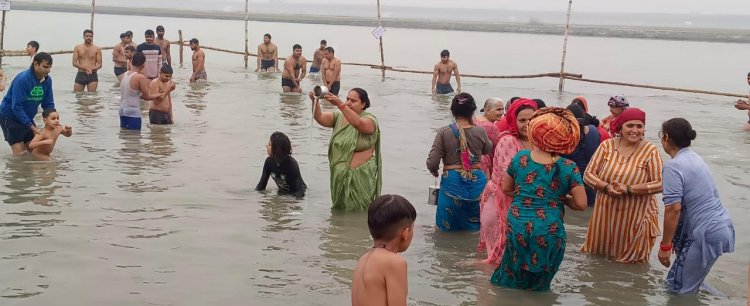 पितरों के लिए दीपदान और श्रद्धा भक्ति में अभिवृद्धि के लिए यमुना स्नान संपन्न