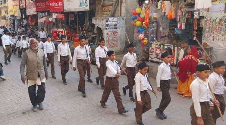 आरएसएस के पथ संचलन में हुई फूलों की वर्षा ,कस्बे के प्रमुख मार्गाे पर किया पथ संचलन