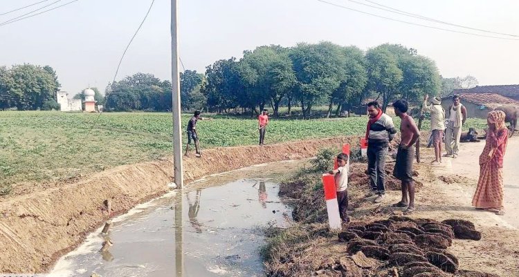 चित्रकूट-नहर के अंतिम छोर तक पानी पहुंचने पर क्षेत्रवासियों ने जताई प्रसन्नता।