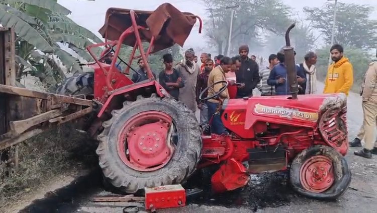 भीषण ट्रक की टक्कर से ट्रैक्टर के‌ हुए दो टुकड़े ,अनियंत्रित ट्रक सड़क किनारे पलटा