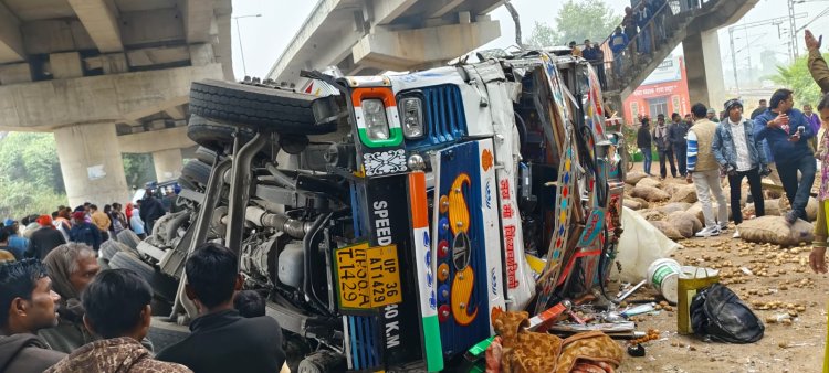 आलू भरा अनियंत्रित ट्रक ओवर ब्रिज से गिरा नीचे, एक की मौत एक गंभीर रूप से घायल