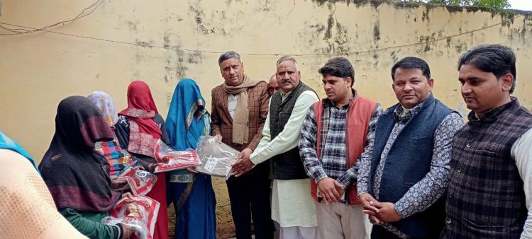 सादाबाद विधायक और ग्राम प्रधान ने जरूरतमंद गरीबों को बांटे कंबल