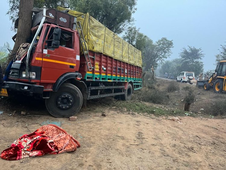 गाँव रोशनगढ के कैंटर चालक की गाड़ी घने कोहरे के चलते पेड से टकराई, घटनास्थल पर ही मौत