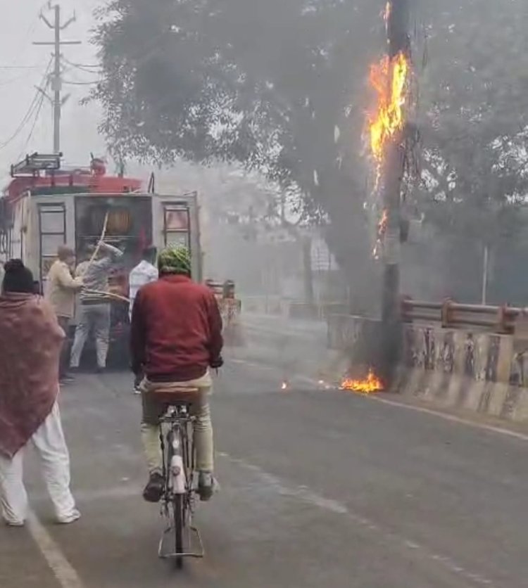 बावली रोड में बिजली के खंभे में लगी आग, सजग नागरिक व फायर ब्रिगेड के त्वरित प्रयास, टला बडा हादसा