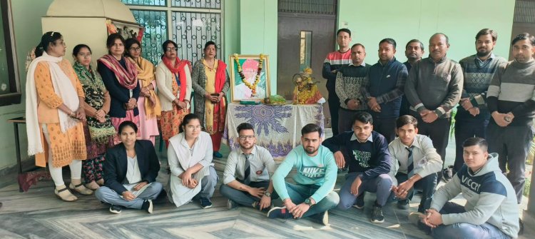 अलीगढ़ पीएम कॉलेज ऑफ़ एजूकेशन में बसंत पंचमी के पर्व के उपलक्ष्य में सरस्वती मां की पूजा
