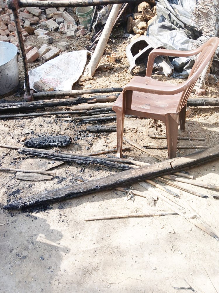 अज्ञात व्यक्ति ने घेर का ताला तोड़कर सामान में लगाई आग सामान जलकर हुआ राख, पीड़ित ने दी तहरीर