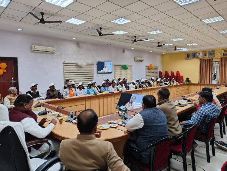 कलेक्ट्रेट सभागार में मुख्यमंत्री उत्तर प्रदेश सरकार द्वारा नलकूप उपभोक्ता कृषकों को मुफ्त विद्युत आपूर्ति कार्यक्रम का एलसीडी के माध्यम से दिखाया गया सीधा प्रसारण