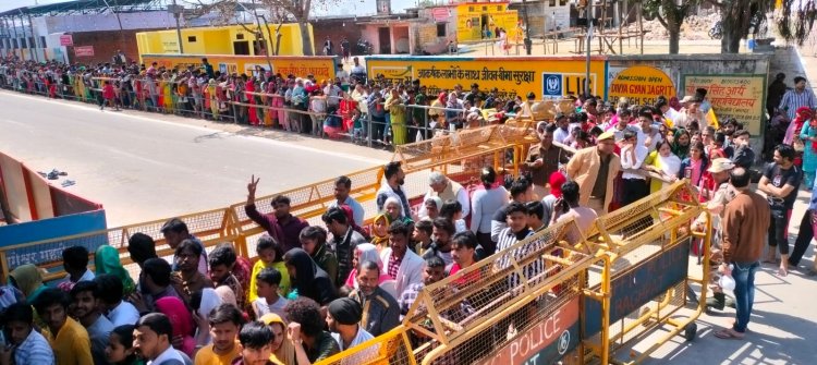 पुरा महादेव के ऐतिहासिक मंदिर पर घंटों की प्रतीक्षा करते हुए करीब 5 लाख श्रद्धालुओं ने किया जलाभिषेक